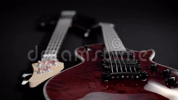 红色电吉他和黑色低音并排躺着视频的预览图