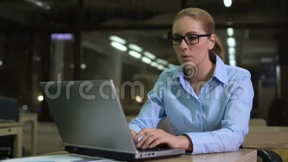 疲惫的女人在值班时检查时间在办公室里加班以赶上最后期限视频的预览图