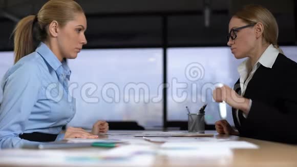 两个女商人在办公室里摔跤工作中的竞争概念视频的预览图