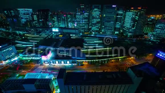 东京新川车站铁路高速公路高角度宽镜头倾斜的夜间时间视频的预览图