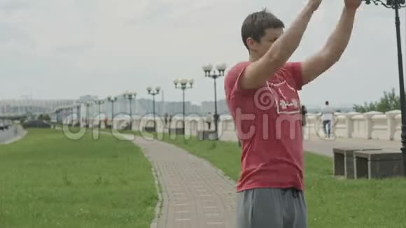帅哥运动员在户外慢跑前热身视频的预览图