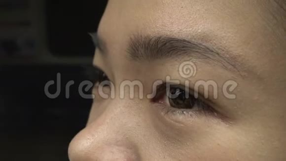 在地铁4K拍摄的亚洲女孩眼睛特写镜头视频的预览图