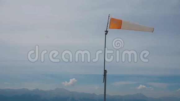 橙色风向标旗视频的预览图