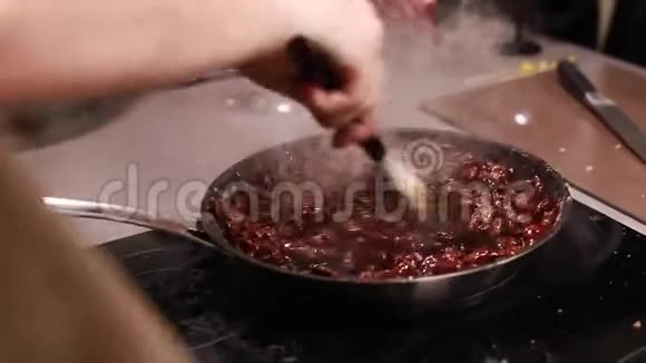 的手在锅里用糖烤杏仁从盘子里蒸出来视频的预览图