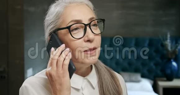 老太太在用智能手机说话视频的预览图