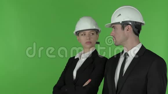 男建筑工程师正面与女工程师站在一起色度键视频的预览图