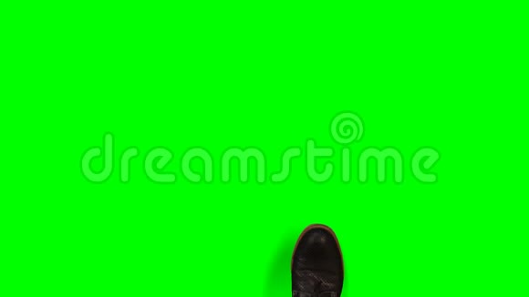 绿屏商人的双脚使前进与后退的相遇机会视频的预览图