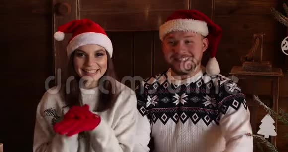 戴圣诞帽的夫妇庆祝圣诞钟声视频的预览图