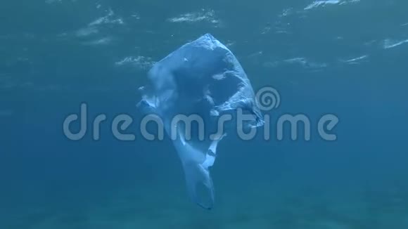 旧的蓝色塑料袋慢慢地漂浮在蓝色的水面下水下塑料污染海洋塑料垃圾视频的预览图