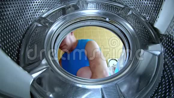 在洗衣机里一个年轻人把东西放在洗衣机里一个动作照相机视频的预览图