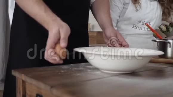 厨师把鸡蛋分成两半视频的预览图