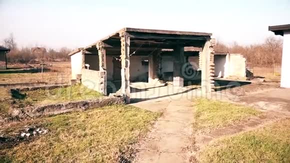 被遗弃的农村家庭视频的预览图