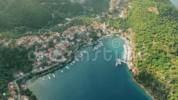 美丽的基奥尼镇和海港的空中拍摄位于希腊爱奥尼亚海的伊萨卡岛视频的预览图
