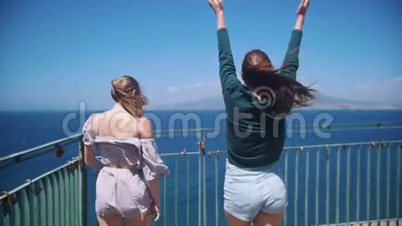 两个年轻女子在观察甲板上行走看着大海视频的预览图