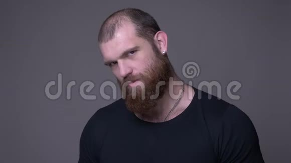 成年白种人英俊肌肉发达长着胡子自信的双臂交叉在胸前的特写镜头视频的预览图