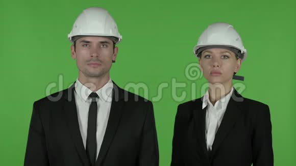 严肃的男女商业专业人士站在交叉的手臂色度关键视频的预览图
