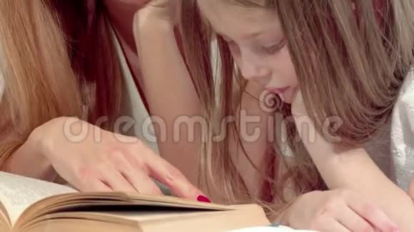一对母女一起读一本书时的滑动镜头视频的预览图