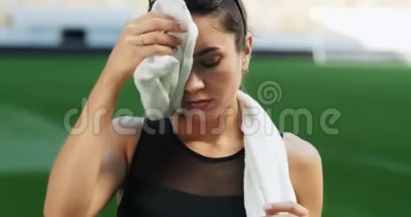 女运动员用毛巾擦汗视频的预览图