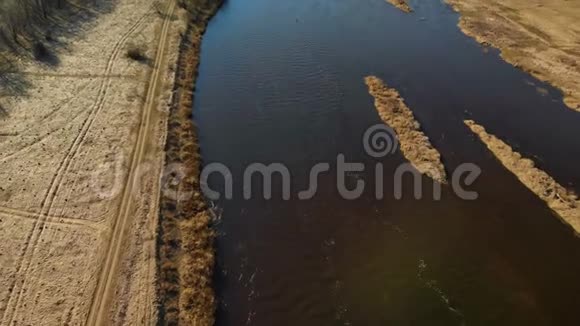 平静的黑暗河流与岛屿4K视频的预览图