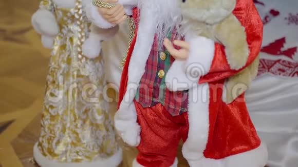 圣诞老人手里拿着一只熊在新年树的背景上视频的预览图