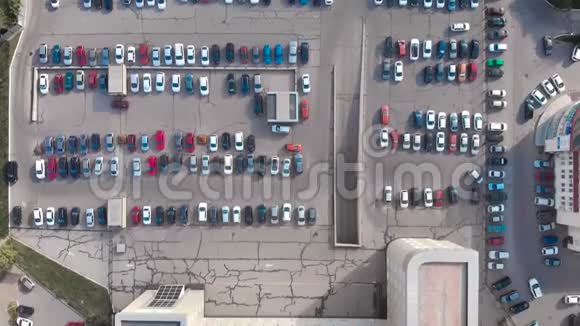 空中射击楼下有很多车购物或商务中心停车很多被占领的地方机动化视频的预览图