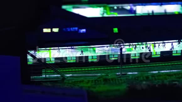 东京新川火车站高角斜拉斜拉的夜间列车视频的预览图