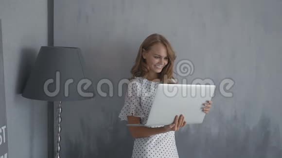可爱的女孩带着笔记本电脑在家打视频电话视频的预览图