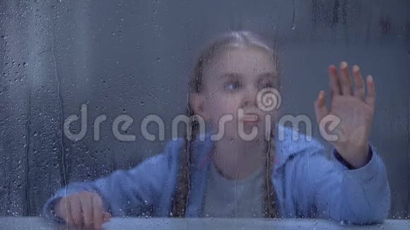 小女孩摸着雨窗被雷声吓着天气不好视频的预览图