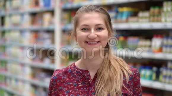 在超市市场上描绘出迷人的年轻女子视频的预览图