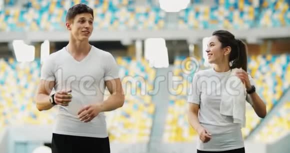运动情侣在体育场散步视频的预览图