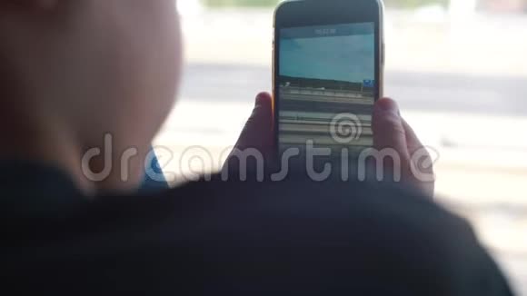 公交车上的孩子在智能手机上拍摄视频视频的预览图