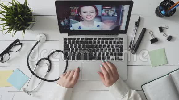 女医生与病人视频聊天视频的预览图