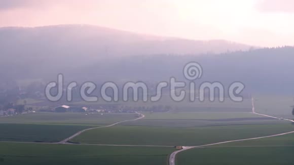 秋天的晨雾视频的预览图