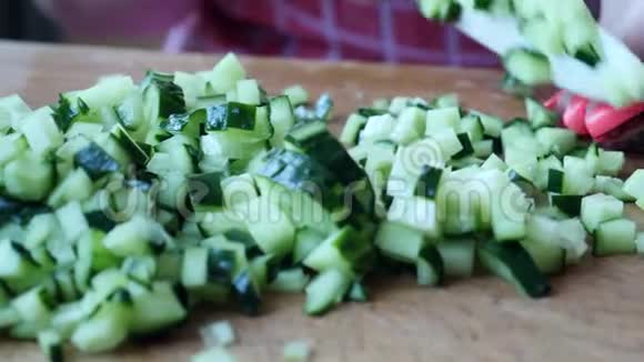 厨师女片绿色熟黄瓜蔬菜沙拉视频的预览图