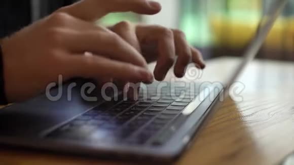在笔记本电脑键盘上特写人手打字文字商人用手提电脑视频的预览图