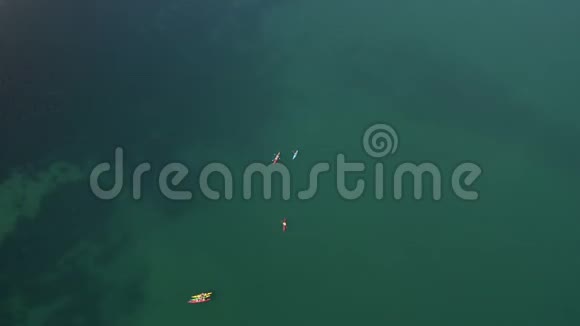海上皮划艇几艘船站在一起休息划船者沿海岸游泳视频的预览图