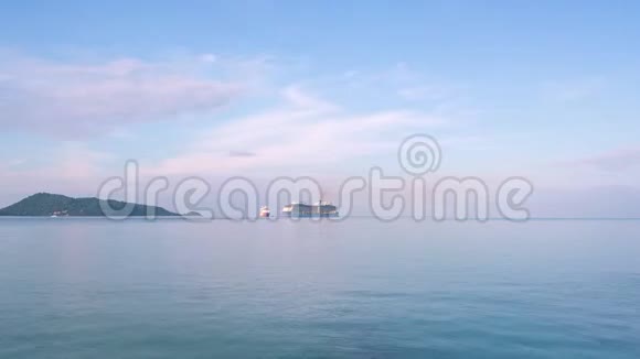 夏季旅游季节泰国普吉岛帕通湾豪华游艇的时间流逝视频的预览图