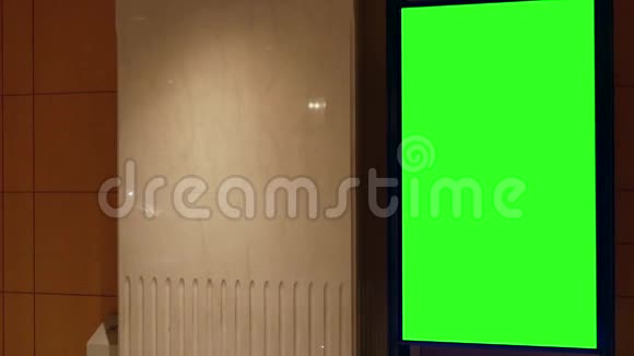 卫生间旁绿色大屏幕广告牌的运动视频的预览图