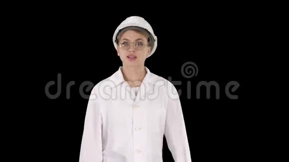 成熟的女工程师戴着安全帽穿着实验室外套一边说话一边展示一些东西阿尔法频道视频的预览图