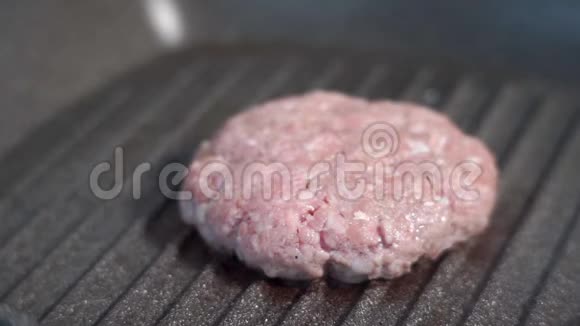 在烤盘上为汉堡煮牛肉饼熟食快餐店视频的预览图