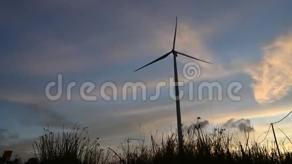 风轮机在夕阳下旋转视频延时4K视频的预览图