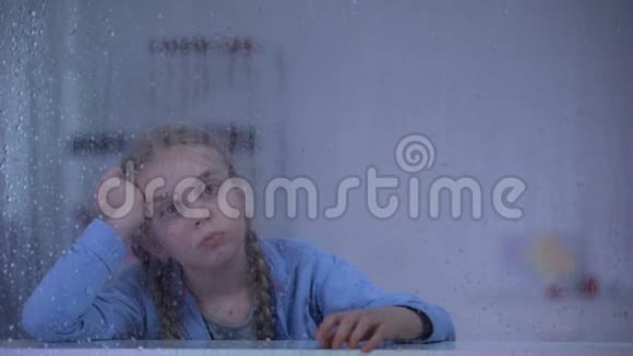 可怜的孤儿靠近雨窗养父母从孤儿院带走女孩视频的预览图