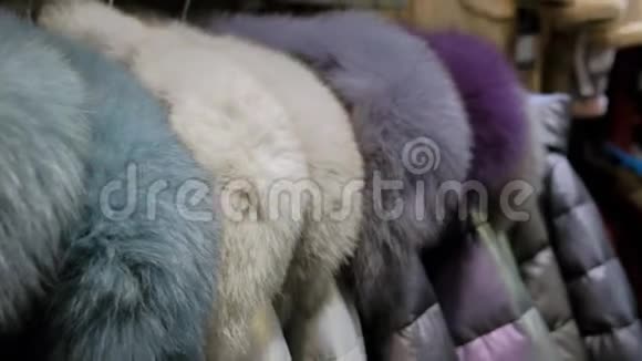 在晾衣架上套上带罩的羽绒服出售购物概念视频的预览图