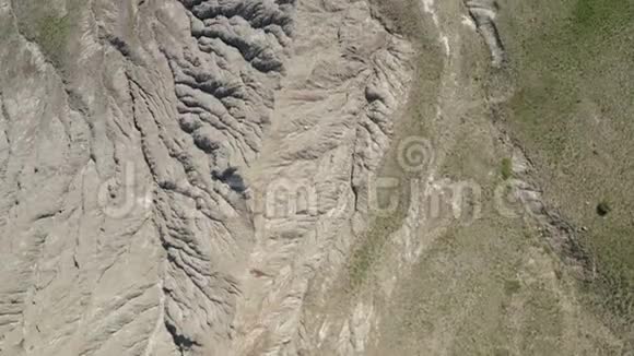 从海上海岸无人机雄伟的山脉俯视靠近水面的陡峭悬崖视频的预览图