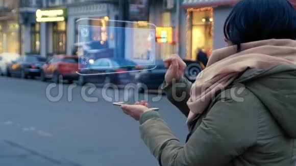 站在大街上面目全非的女人用文字互动HUD全息图欢迎视频的预览图