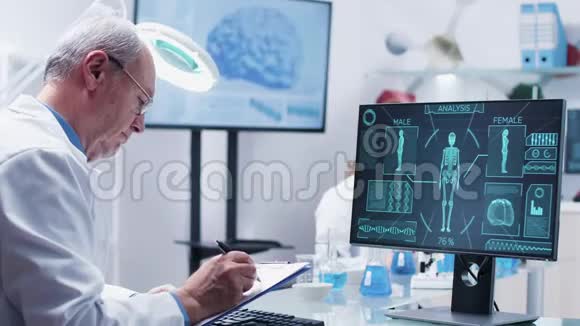 实验室里看电脑的科学家的静态镜头视频的预览图