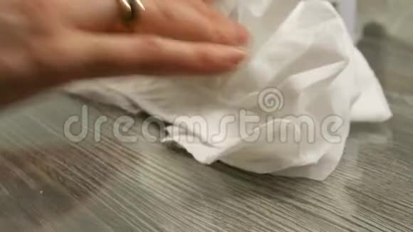 女性手折叠大量纸巾近距离观看视频的预览图