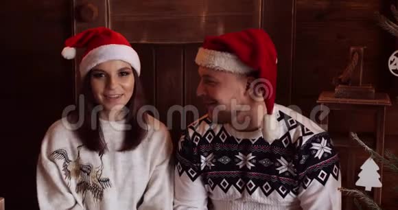 戴圣诞帽的夫妇庆祝圣诞钟声视频的预览图