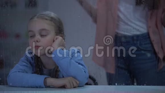妈妈对着雨窗后的小女孩尖叫学校里的坏行为视频的预览图