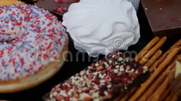 不健康的糖食甜甜圈糖果饼干和巧克力引起糖尿病的产品视频的预览图